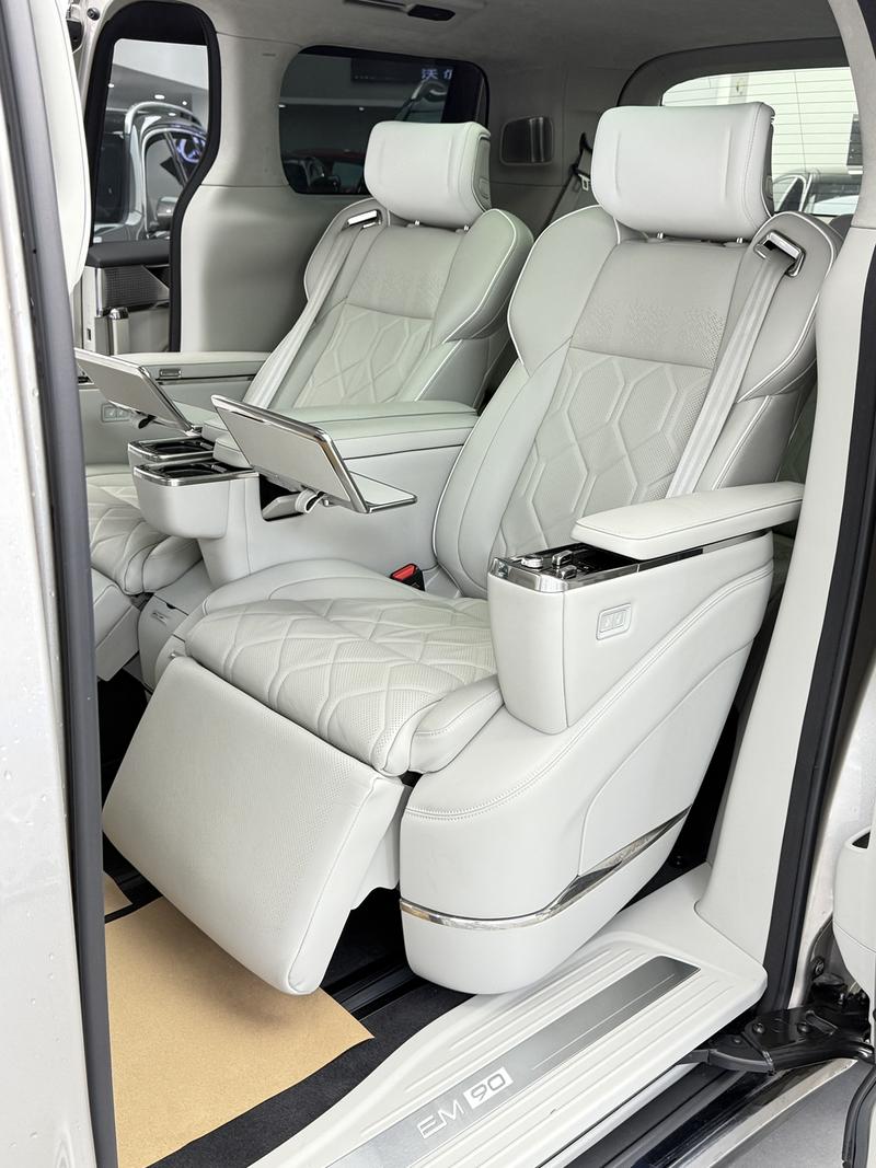 Volvo EM90, 2023 — фото 11 из 12