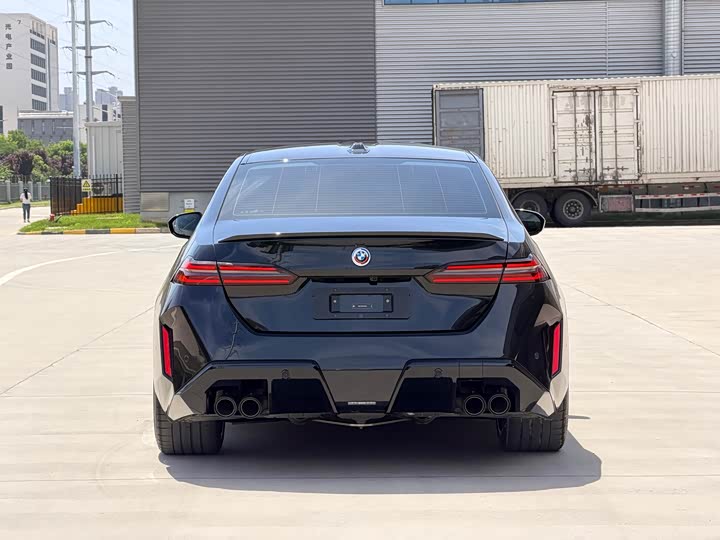 BMW M5 Hybrid, 2025 — фото 5 из 9