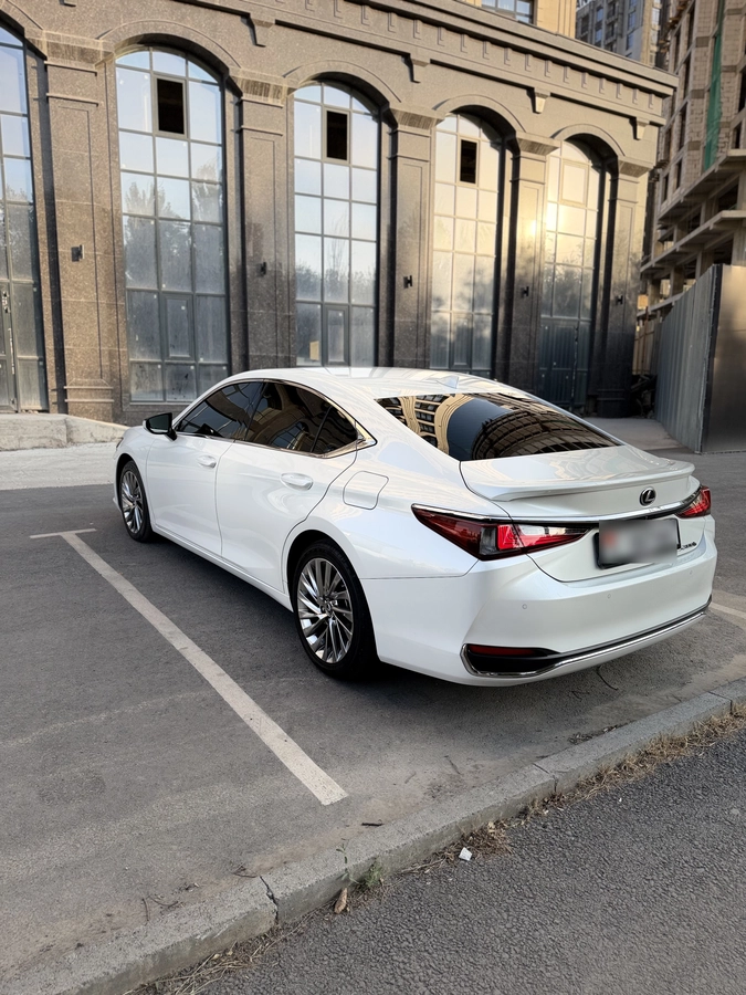 Lexus ES, 2023 — фото 4 из 8