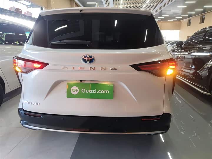 Toyota Sienna, 2023 — фото 6 из 9