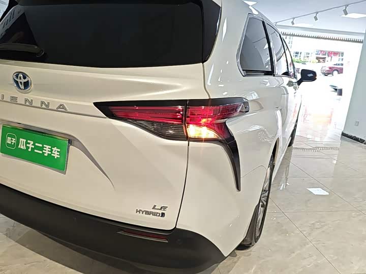 Toyota Sienna, 2023 — фото 8 из 9