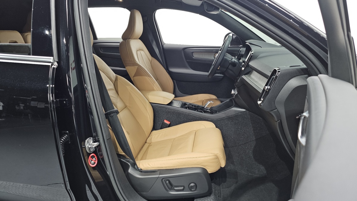 Volvo XC40, 2022 — фото 10 из 12