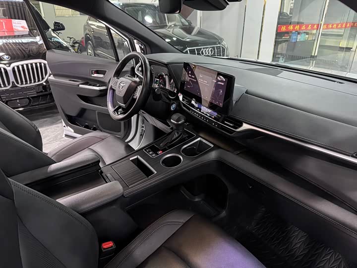 Toyota Sienna, 2023 — фото 7 из 9