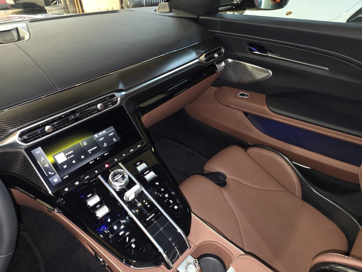 Aston Martin Vantage, 2025 — фото 8 из 12