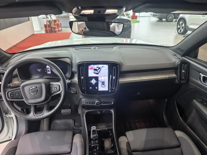Volvo XC40, 2023 — фото 10 из 12