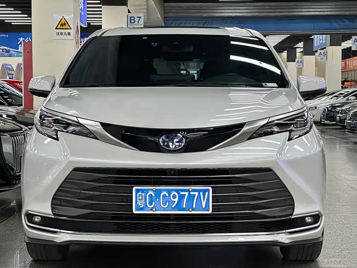 Toyota Sienna, 2022 — фото 2 из 9