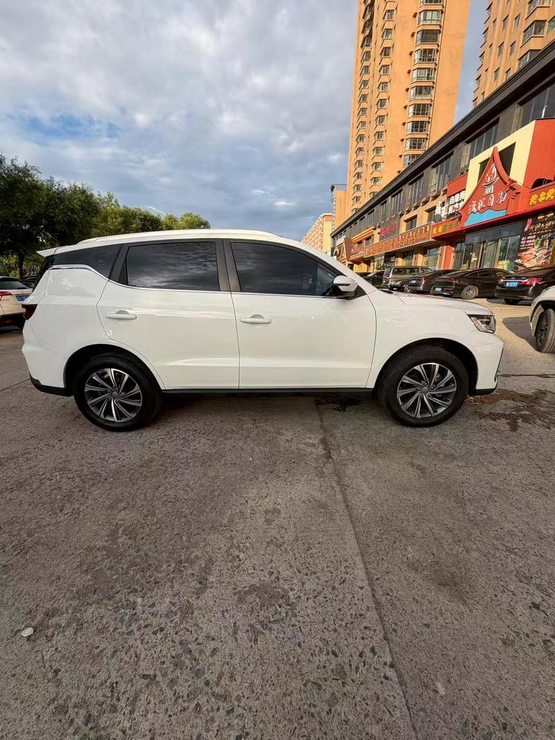 Geely Vision X6, 2022 — фото 8 из 12