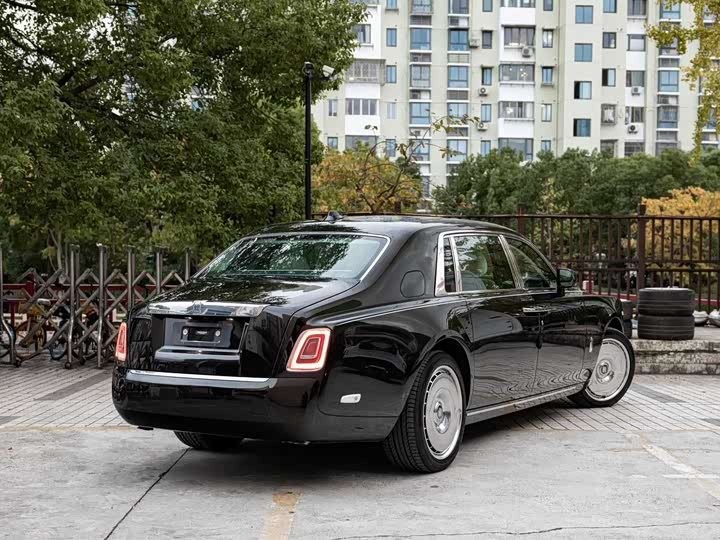 Rolls-Royce Phantom, 2022 — фото 2 из 9