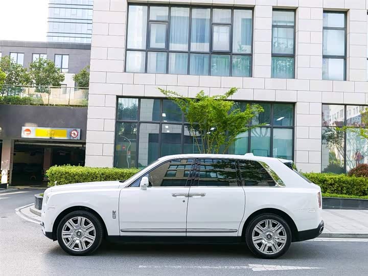 Rolls-Royce Cullinan, 2023 — фото 4 из 9