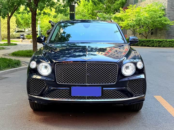 Bentley Bentayga, 2023 — фото 2 из 9