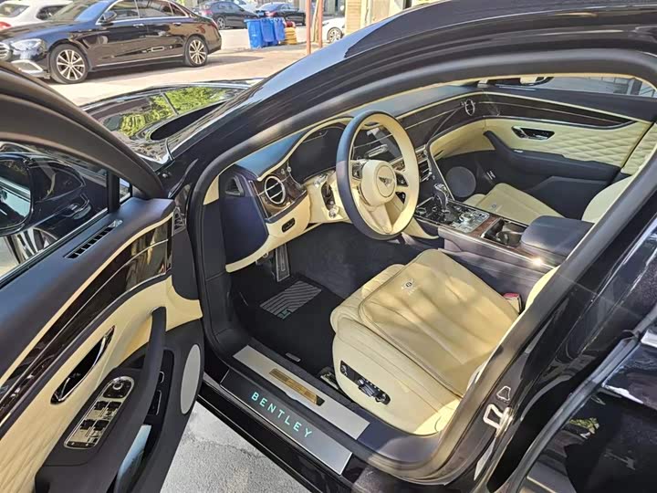 Bentley Flying Spur, 2022 — фото 5 из 7