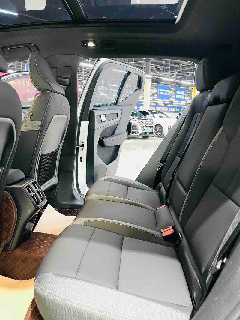 Volvo XC40, 2023 — фото 10 из 11