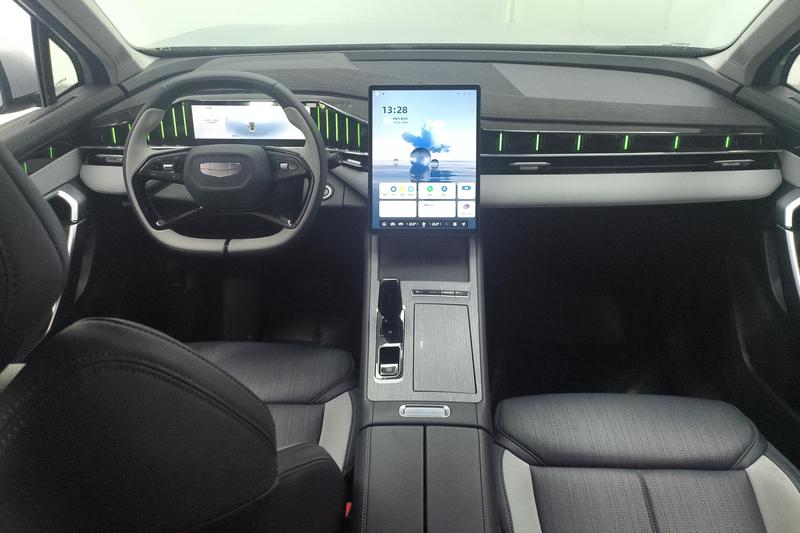 Geely Atlas L, 2024 — фото 8 из 12