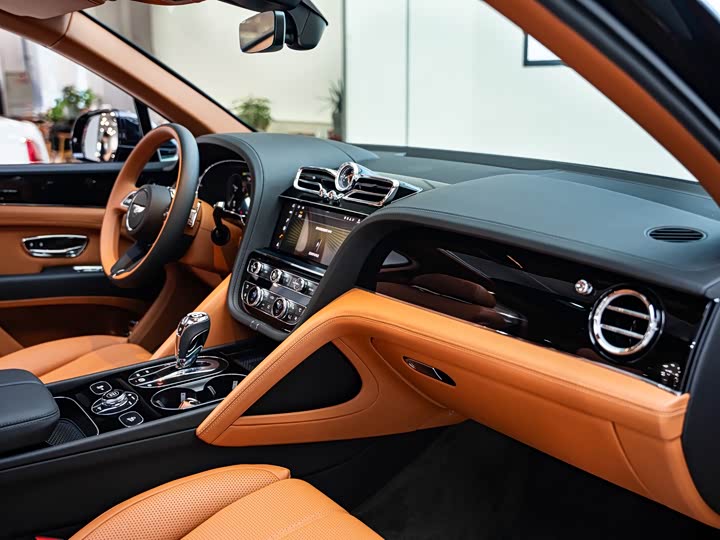 Bentley Bentayga, 2022 — фото 8 из 9