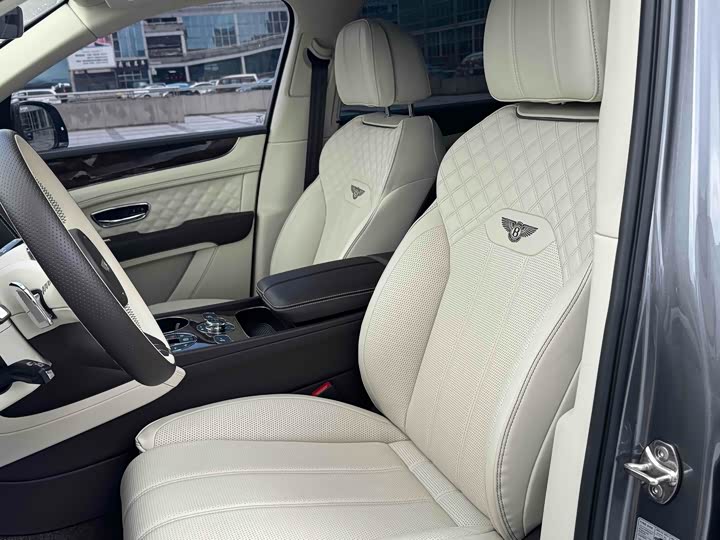 Bentley Bentayga Hybrid, 2024 — фото 7 из 9