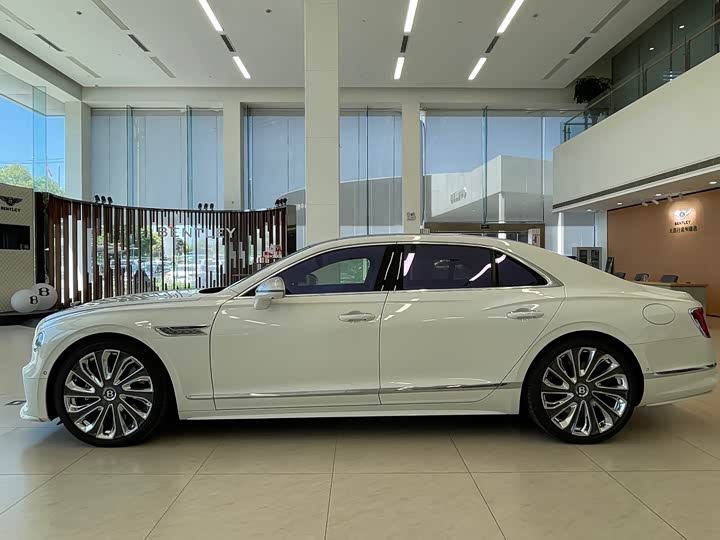 Bentley Flying Spur Hybrid, 2025 — фото 6 из 9