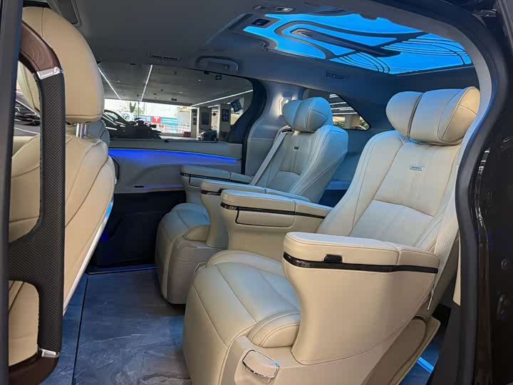Toyota Sienna, 2023 — фото 9 из 9