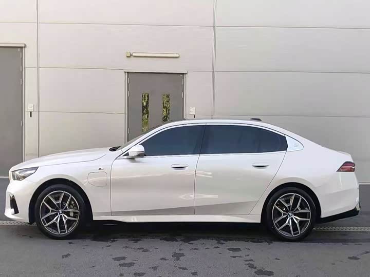 BMW i5, 2025 — фото 4 из 9