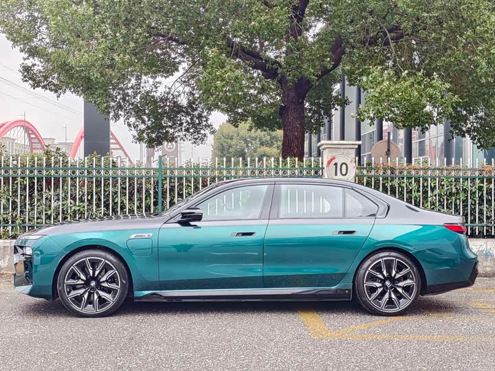 BMW i7, 2024 — фото 4 из 9