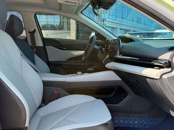 Changan UNI-V Hybrid, 2023 — фото 8 из 9