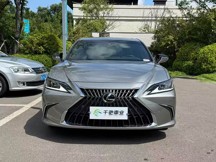 Lexus ES, 2023 — фото 2 из 9
