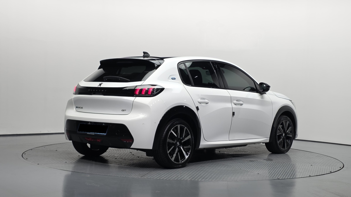 Peugeot 208, 2023 — фото 2 из 12
