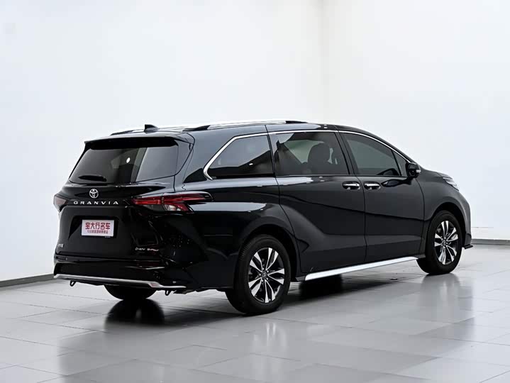 Toyota Granvia, 2025 — фото 7 из 9