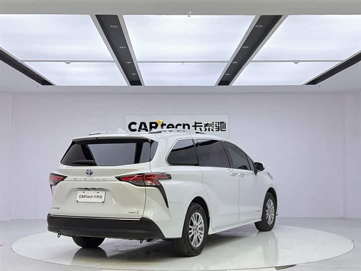 Toyota Sienna, 2023 — фото 5 из 9