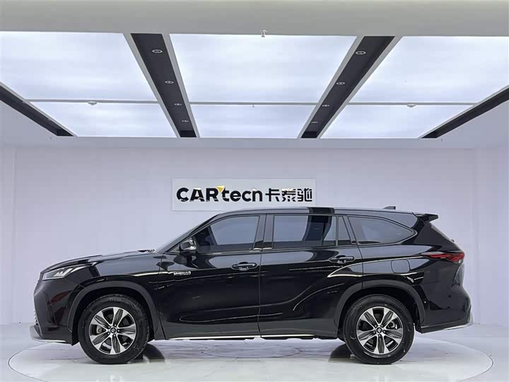 Toyota Crown Kluger, 2023 — фото 8 из 9