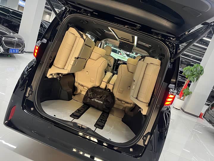 Toyota Alphard, 2025 — фото 8 из 9