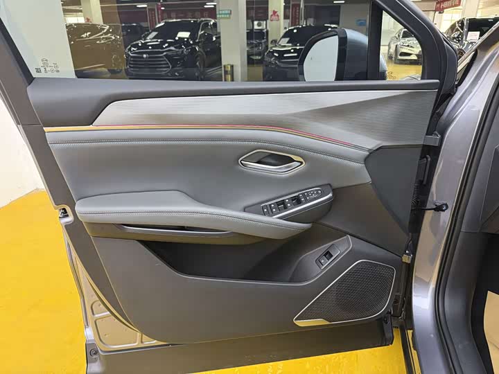 BYD Song L DM-i Hybrid, 2025 — фото 3 из 9