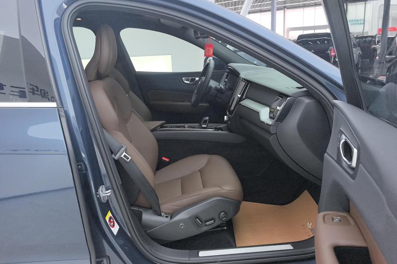 Volvo XC60, 2023 — фото 10 из 12