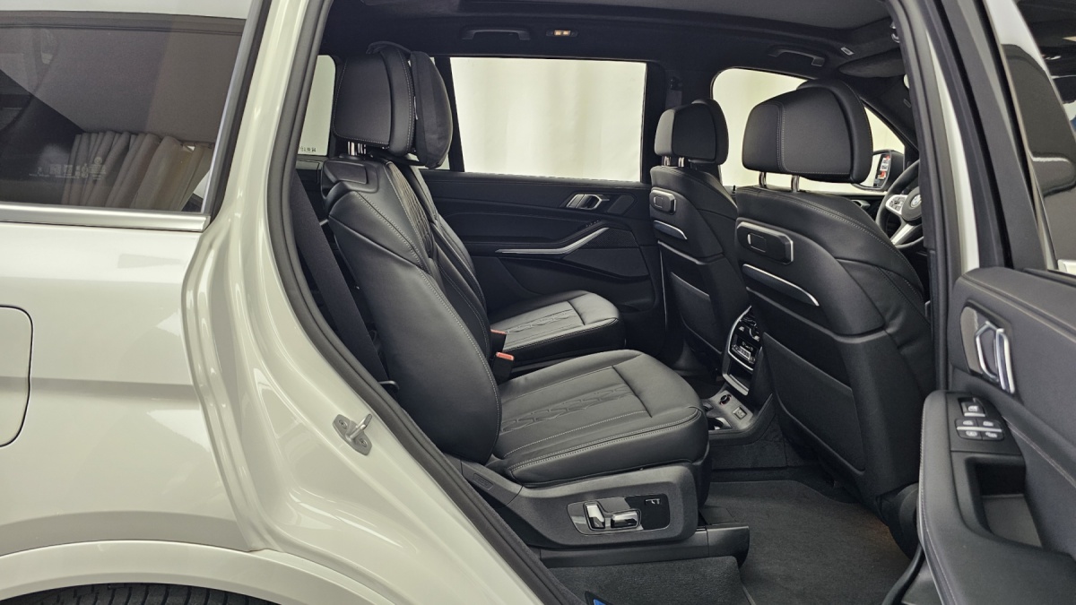 BMW X7, 2025 — фото 10 из 12