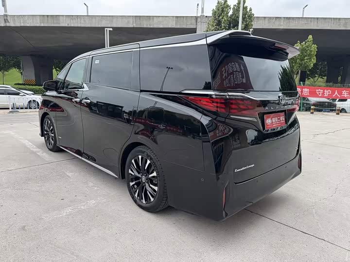Toyota Alphard, 2024 — фото 8 из 9