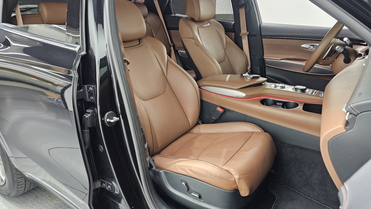 Genesis GV70, 2023 — фото 10 из 12