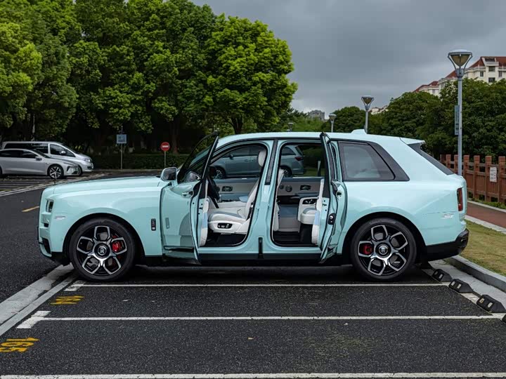 Rolls-Royce Cullinan, 2022 — фото 8 из 9
