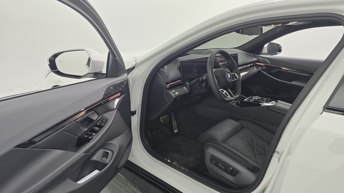 BMW 5 Series, 2025 — фото 10 из 12