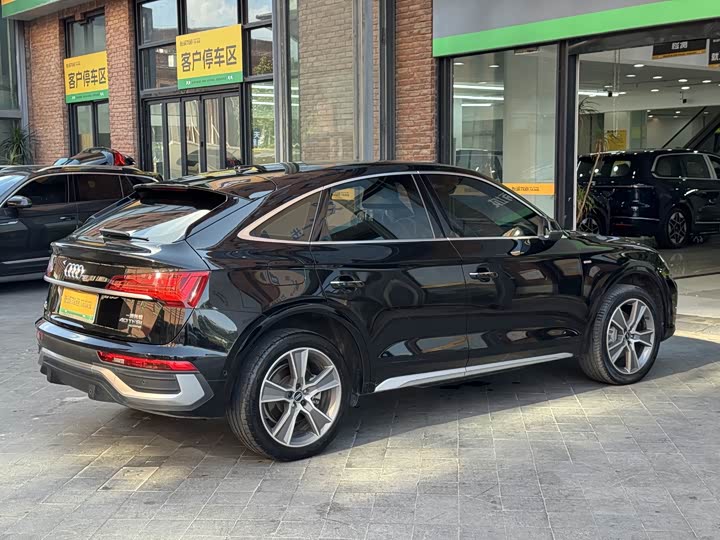 Audi Q5L Sportback, 2022 — фото 8 из 9