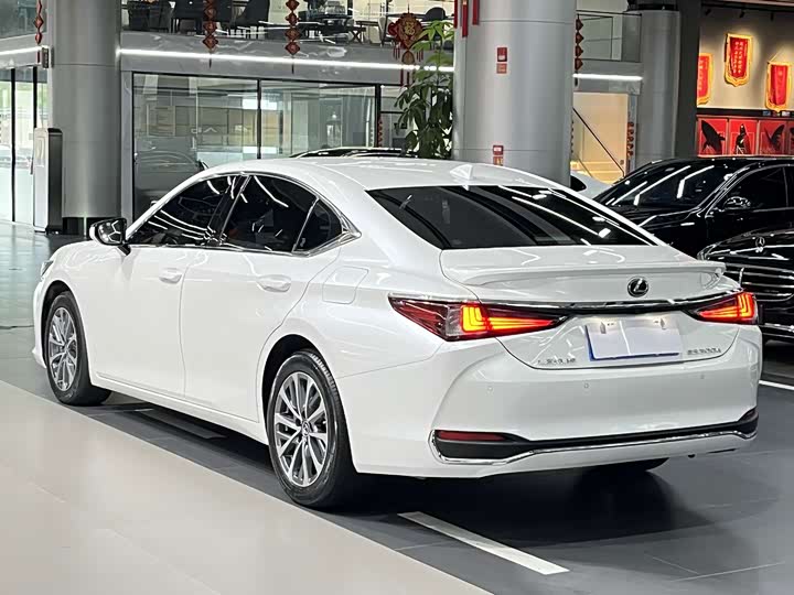 Lexus ES, 2023 — фото 7 из 9