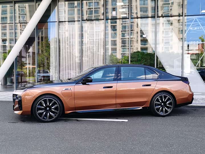 BMW i7, 2024 — фото 4 из 9