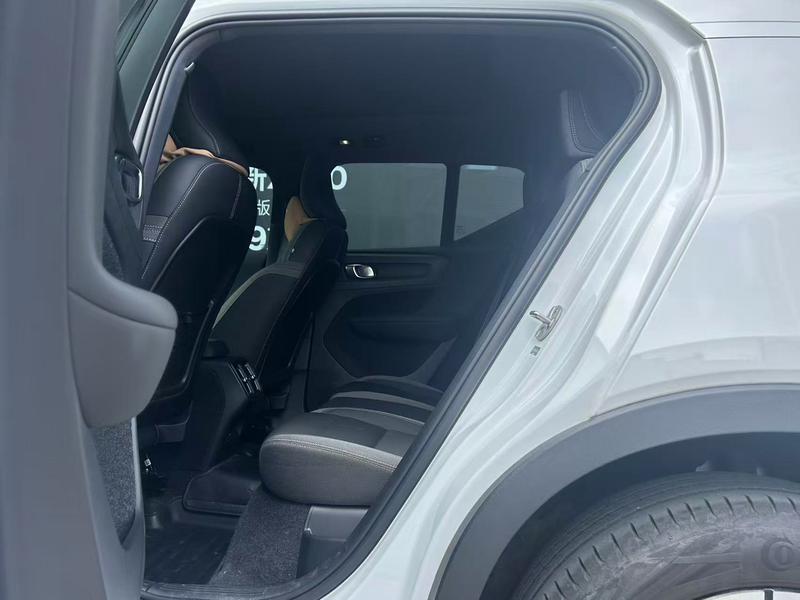 Volvo XC40, 2022 — фото 8 из 9