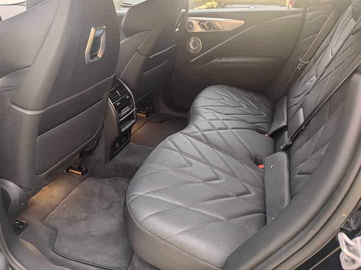 BMW XM, 2025 — фото 9 из 9