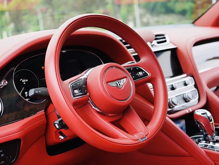 Bentley Bentayga, 2022 — фото 6 из 9