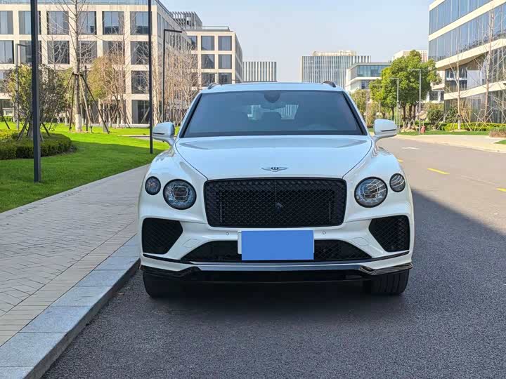 Bentley Bentayga, 2023 — фото 2 из 9