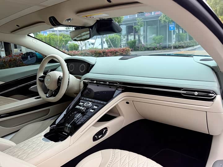 Aston Martin DB12, 2025 — фото 6 из 9