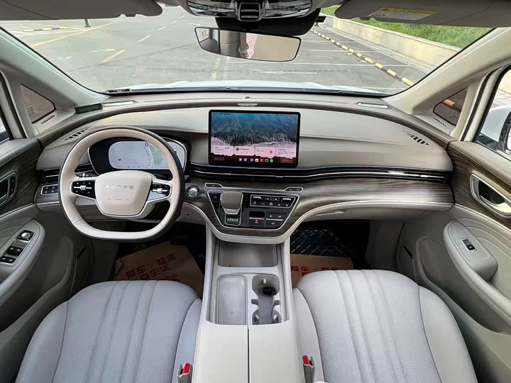 Roewe iMax 8 EV, 2024 — фото 5 из 9