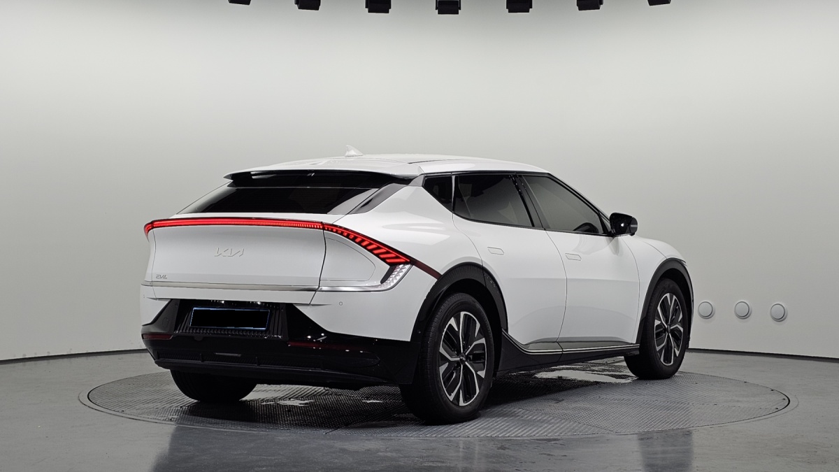 Kia EV6, 2022 — фото 2 из 12