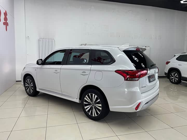 Mitsubishi Outlander, 2022 — фото 4 из 9