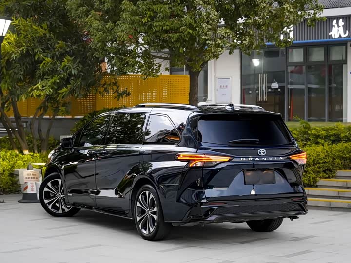 Toyota Granvia, 2022 — фото 4 из 9