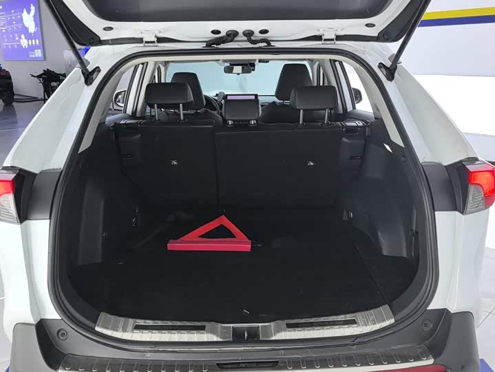 Toyota RAV4, 2023 — фото 4 из 9